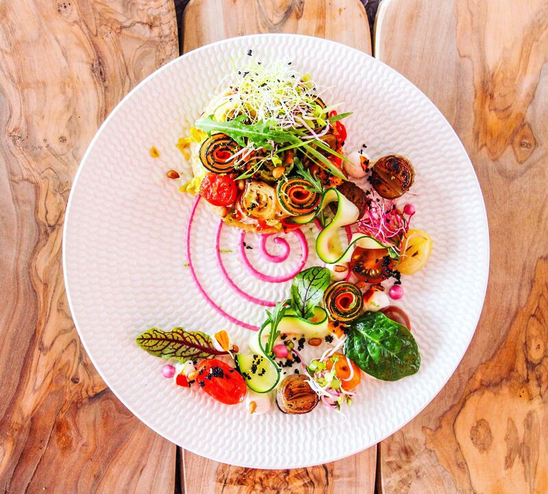Tarte végan coco/manioc, fleurs de légumes grillées
