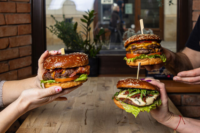 Antler – tu burger to więcej niż jedzenie, to doświadczenie. | Antler – here, a burger is more than a meal, it's an experience.