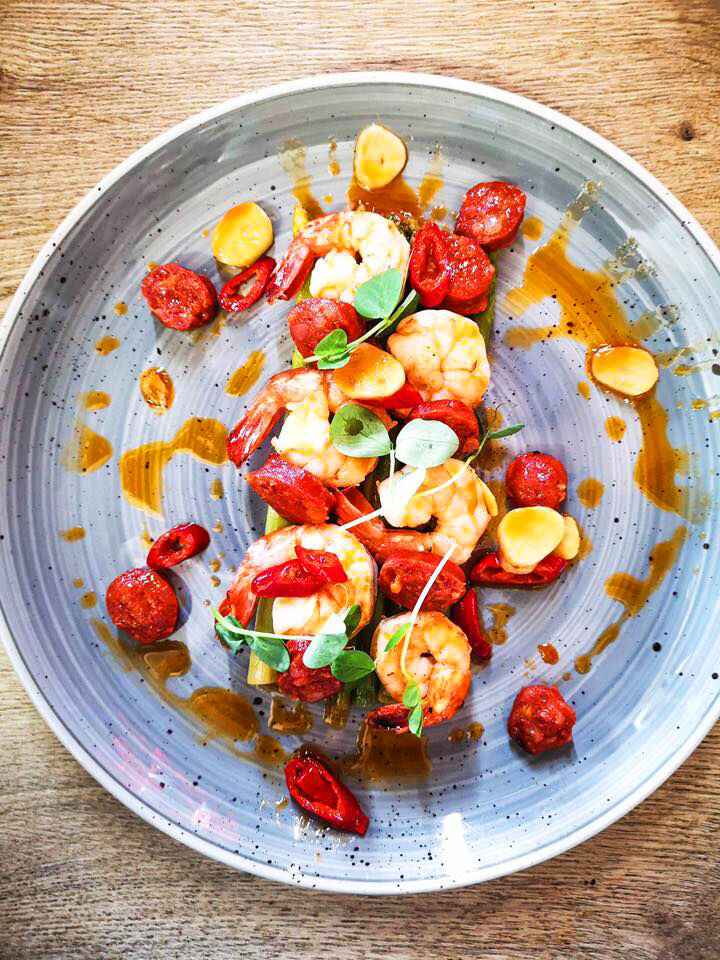 Krewetki z chorizo i szparagami