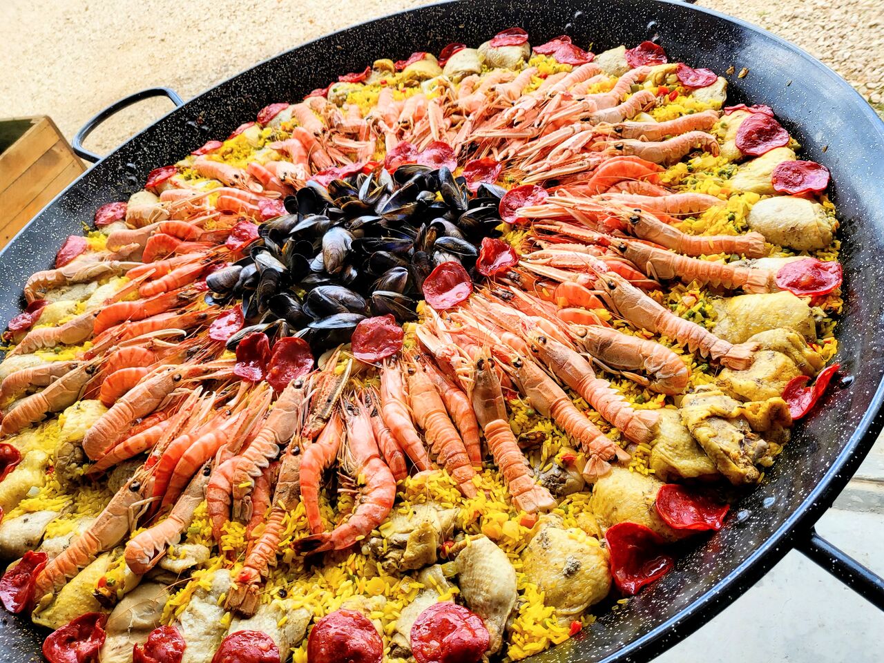 Paëlla Royale: poisson poulet crustacé et langoustine