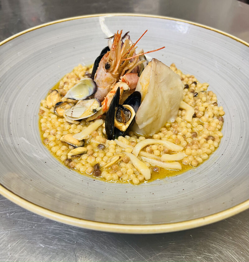 Fregola sarda mantecata, molluschi e crostacei