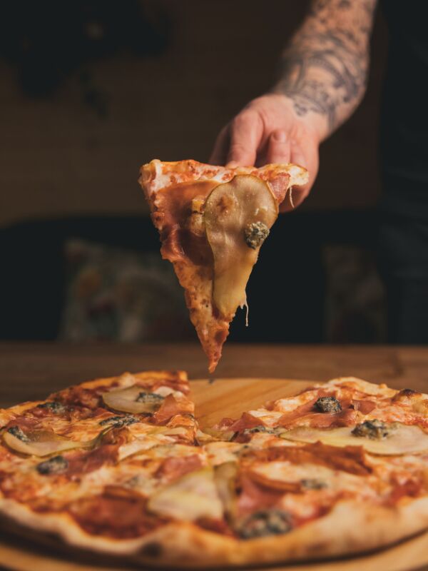 Pizza z proscuitto i gorgonzollą