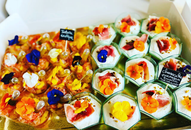 Tartare de saumon exotique et cheesecake parmesan, basilic, serrano 