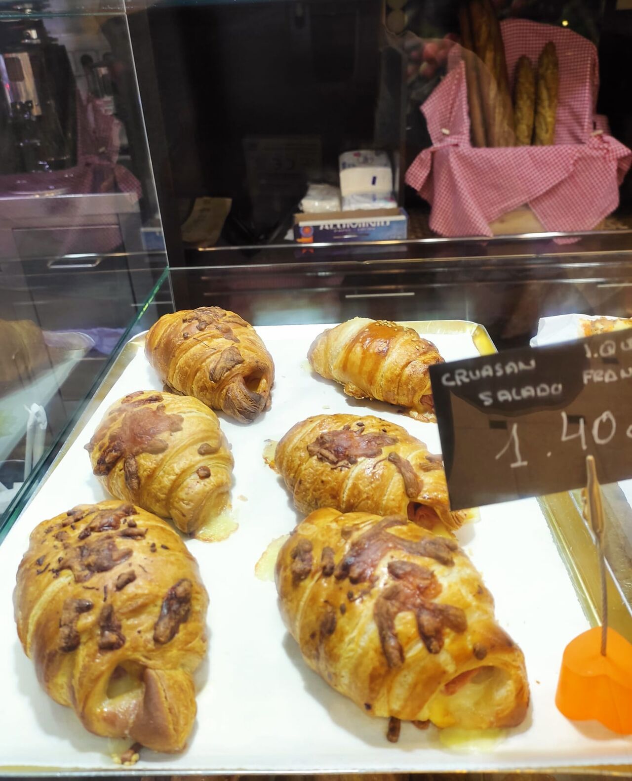 Croissant de Frankfurt y jamón y queso