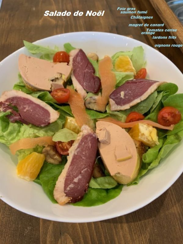 Salade de Noël,
Foie gras, Saumon Fumé, Magret de Canard, Châtaignes, Orange, Tomates cerises, Lardons frits, oignons rouges