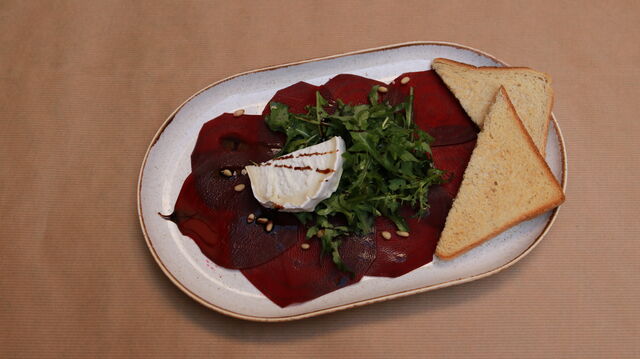 Carpaccio z červené řepy s kozím sýrem a rukolou