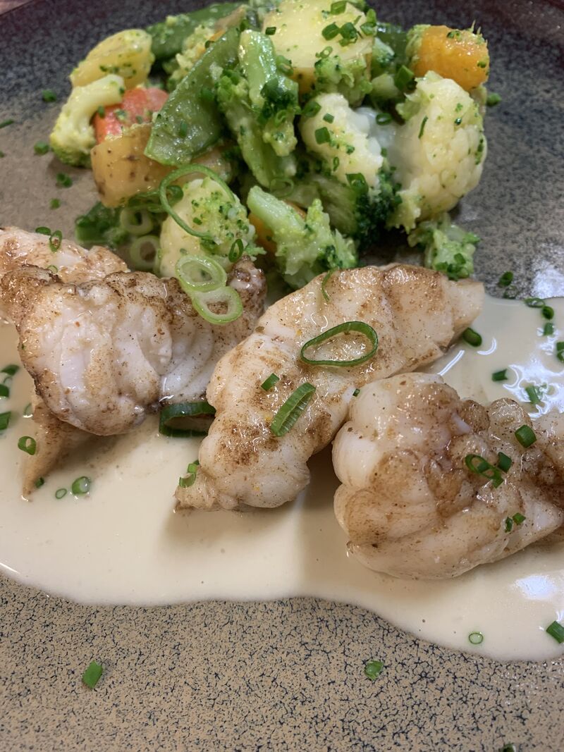 Le Médaillon de Lotte, Sauce Yuzu et Petits Légumes de Saison
