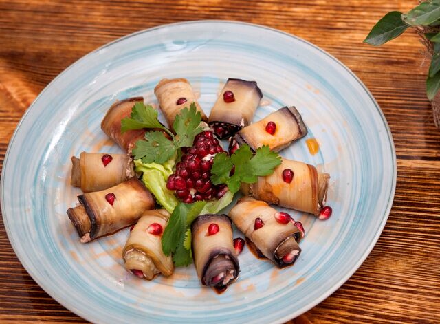 Рулетики з баклажанів з горіхами