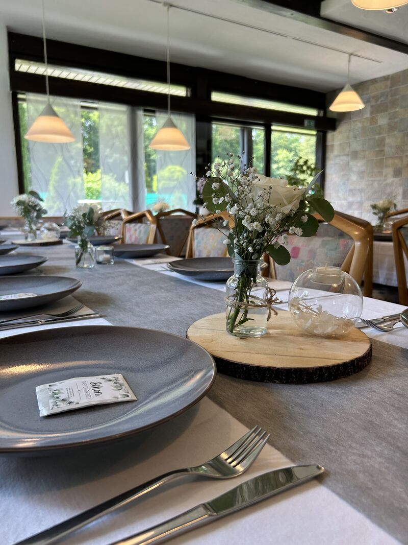 Schlichte Tischdeko für eine Taufe