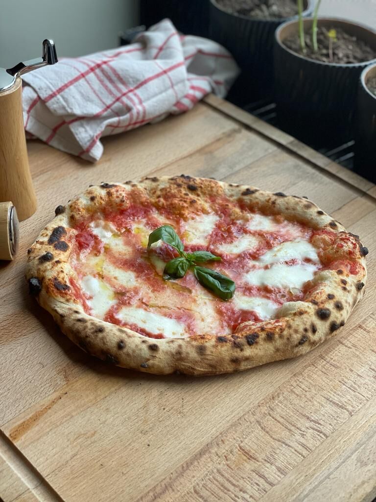 Pizza margherita 35 lei