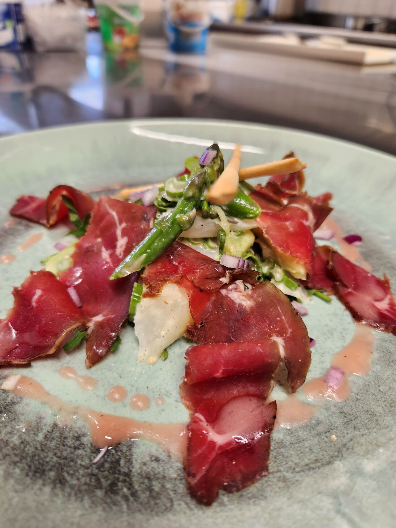 Geräucherter Lammschinken auf Spargel-Rucola-Salat 