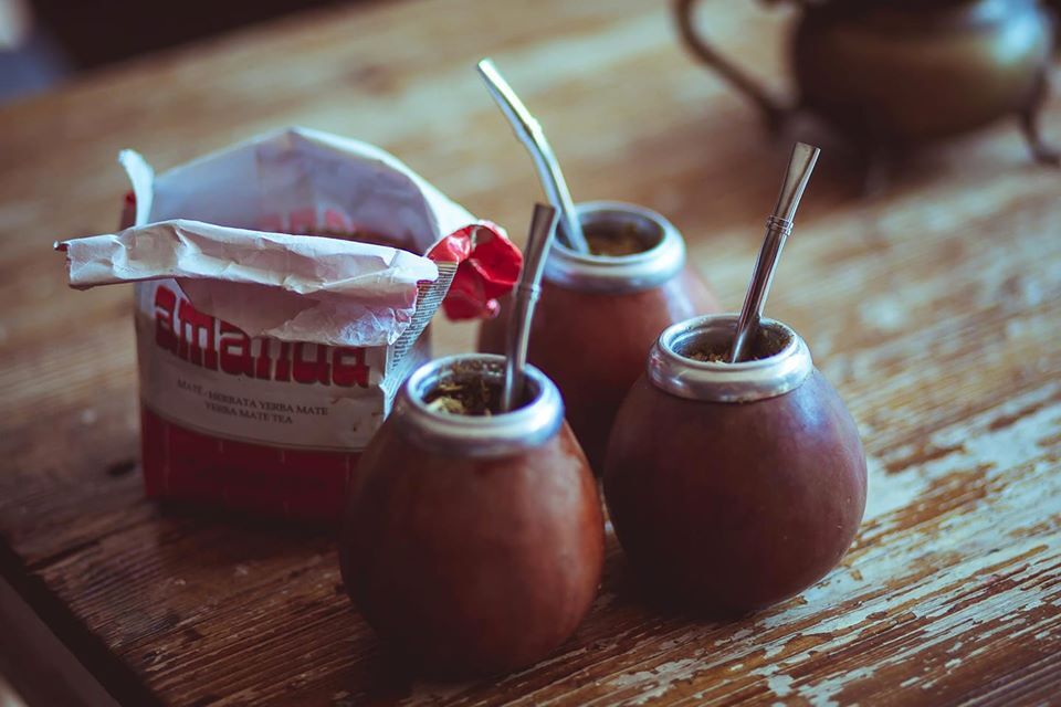 La bombilla è una speciale cannuccia in acciaio.. the Yerba mate infuso con rhum agricolo della Martinica e lime juice