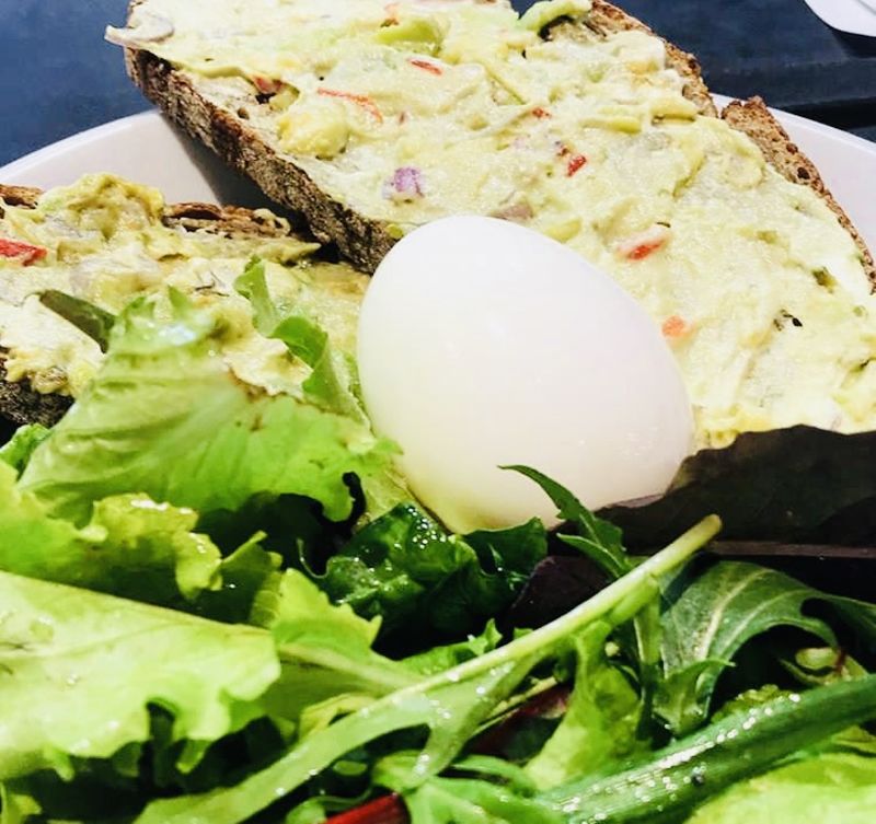 Tartines avocat œuf mollet 