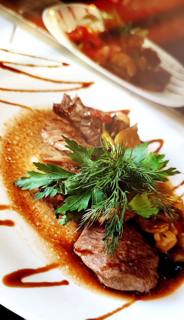 Телятина з овочами - поєднання ніжної телятини, свіжих овочів та пікантного соуса з коньяком.