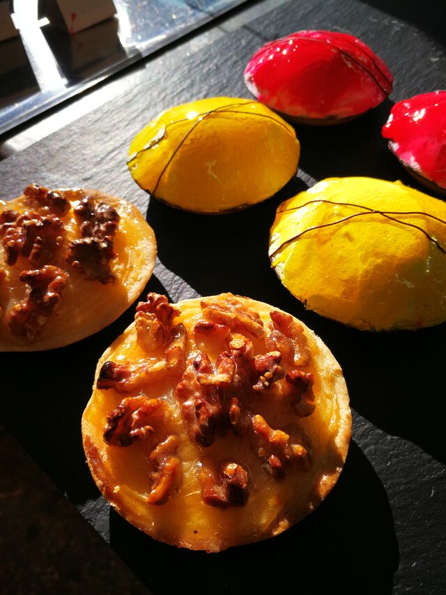 Capricho de Crema Pastelera y Nueces.
Con una base de Pasta Brisa bañada en Chocolate.