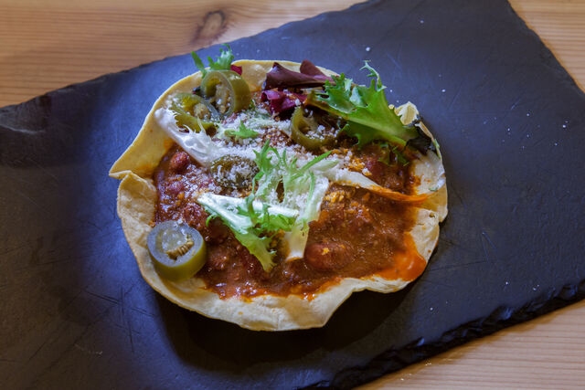 TACO CHILE CON CARNE, FRIJOLES, CARNE, LECHUGA JALAPEÑOS, TORTILLA MAIZ