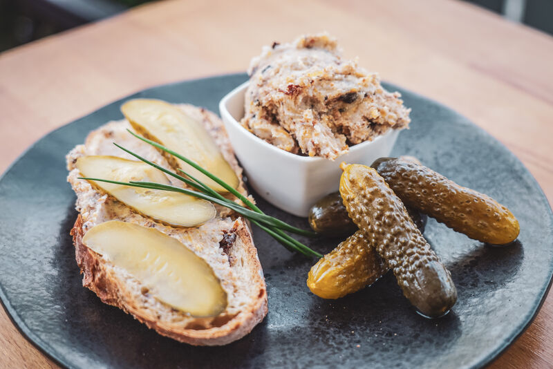 Chleb ze smalcem i ogórkiem kiszonym.