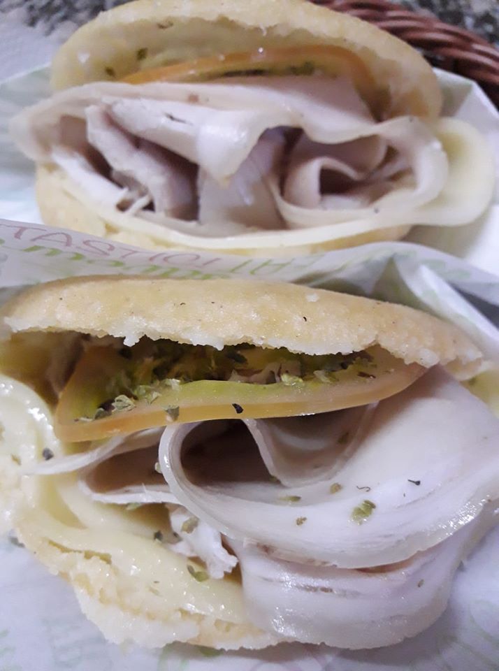 Tenerife(Especial pata asada, queso blanco y tomate)