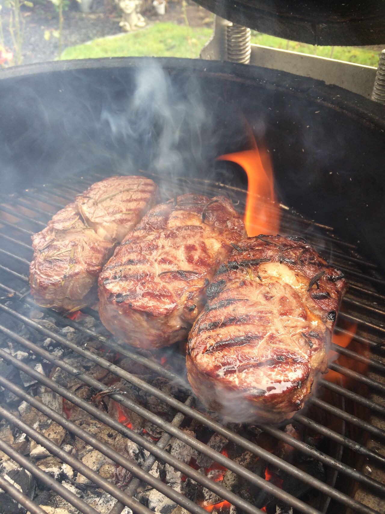 Rinder-Steaks (aus dem Roastbeef oder Rib Eye), Gewicht ca 300-350 Gramm, veredelt auf Holzkohle oder der Plancha