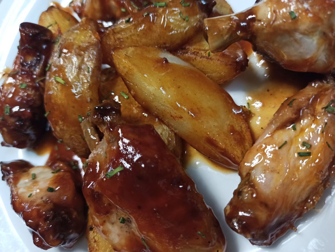 Alitas de Pollo al horno lacadas en salsa barbacoa
