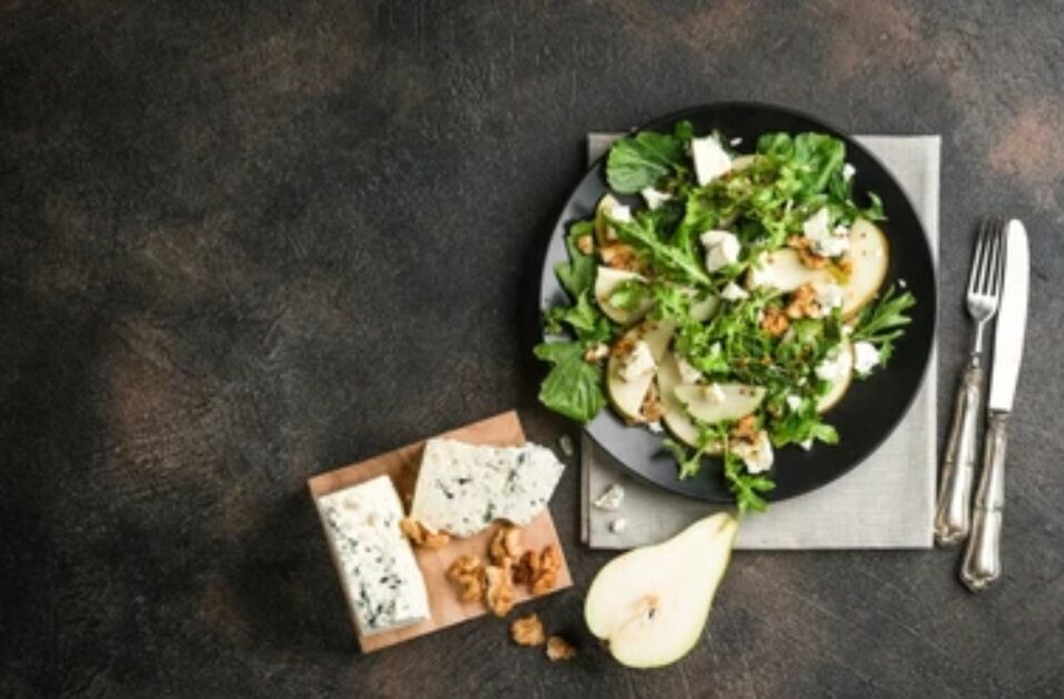 Salade de Poires au bleu d'Auvergne : Salade,poires en sirop,bleu d'Auvergne,noix,miel,émincé de poulet