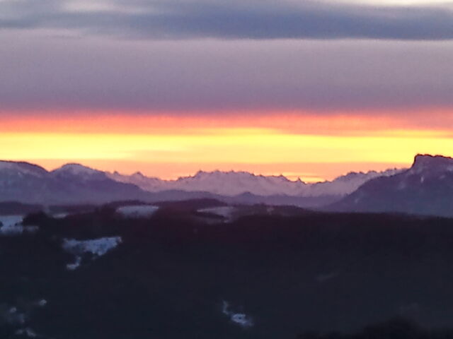 vue du gite sur la chaine des grandes Alpes, le matin à l'aube