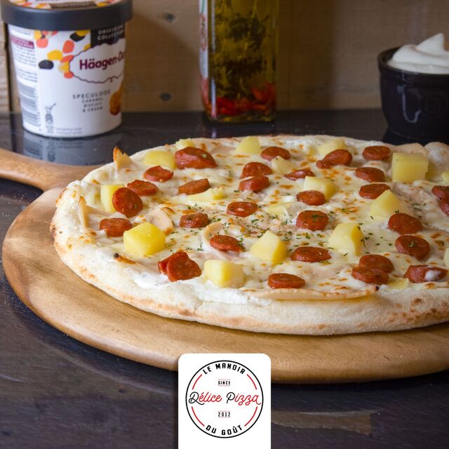 LA PEGASUS : crème fraiche, blanc de poulet, mozzarella, merguez, pomme de terre, oeuf, persillade 