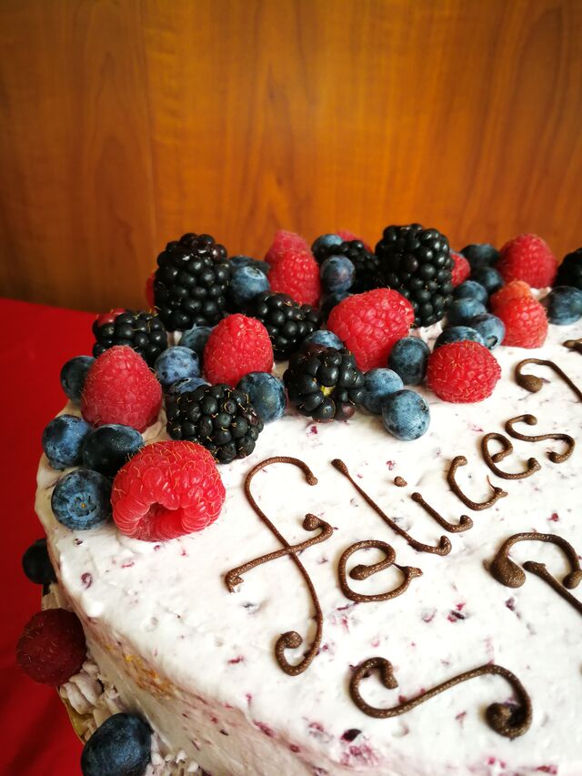 Tarta de Frutos del Bosque.
Bizcocho relleno y cubierto de Nata sabor Frutos del Bosque y decorada con Frutos del Bosque natural