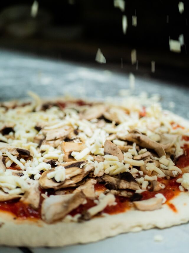 Une pizza champignon en préparation...