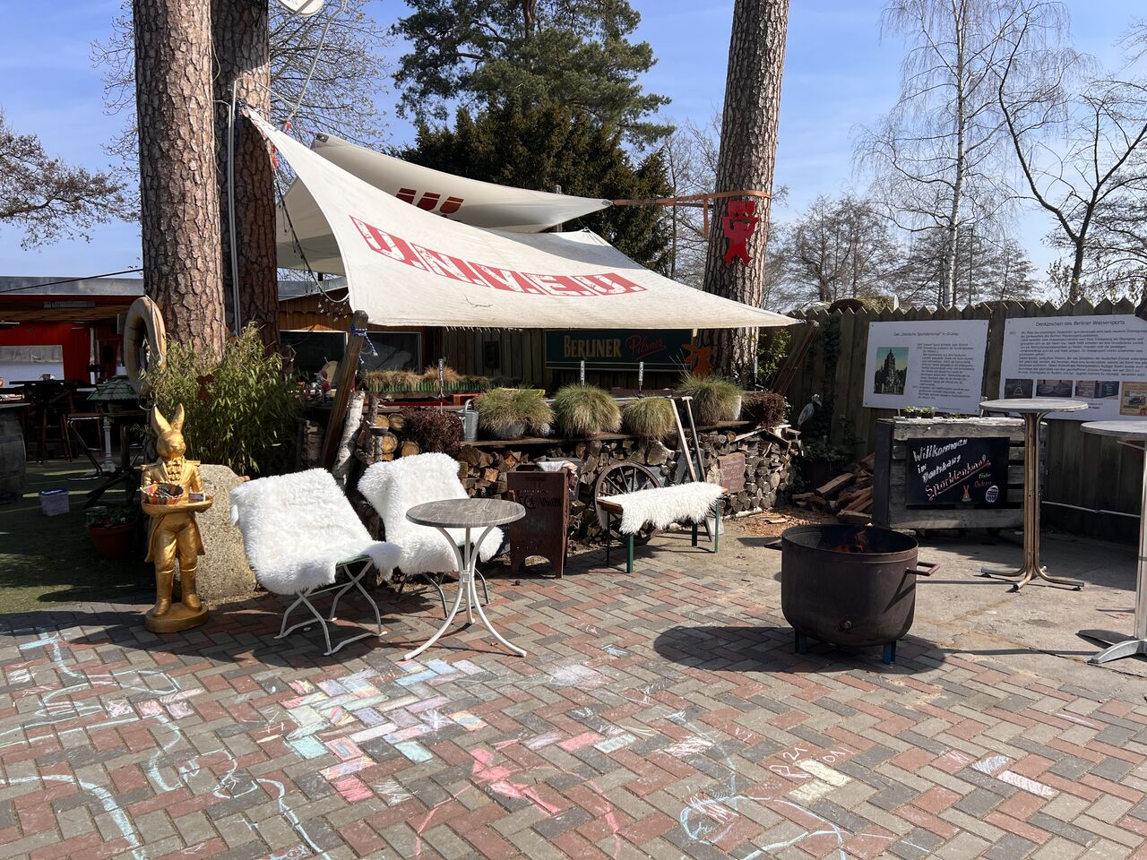 Feuerschale und Lounge