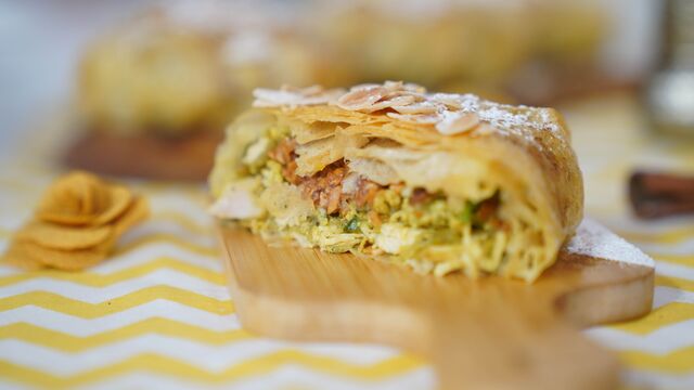 Pastilla au poulet, amande et miel