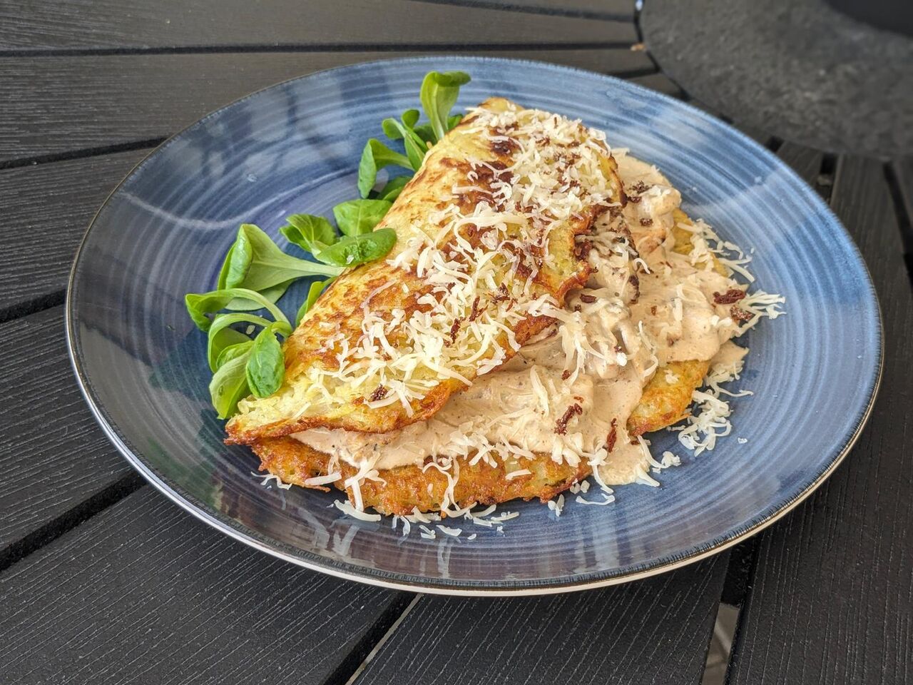 Bramborák plněný masovou směsí 