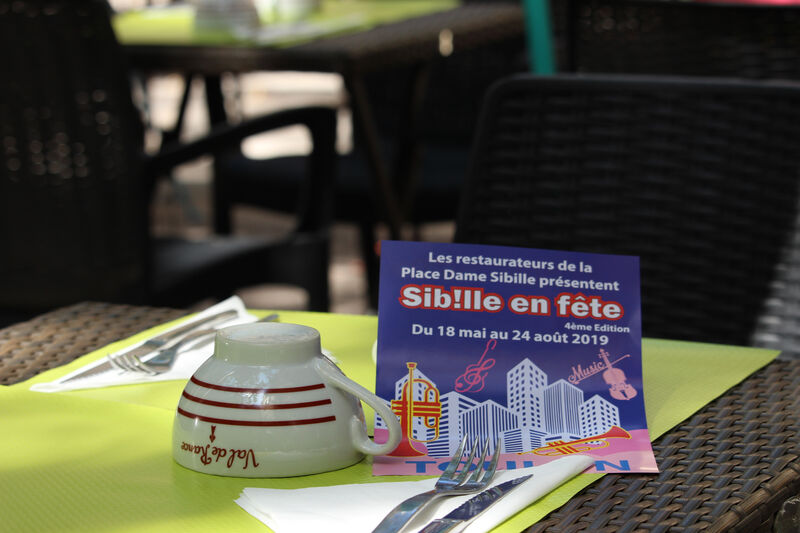 Place Dame Sibille a Toulon est Unique nous avons réussi a créer une Ambiance place de village