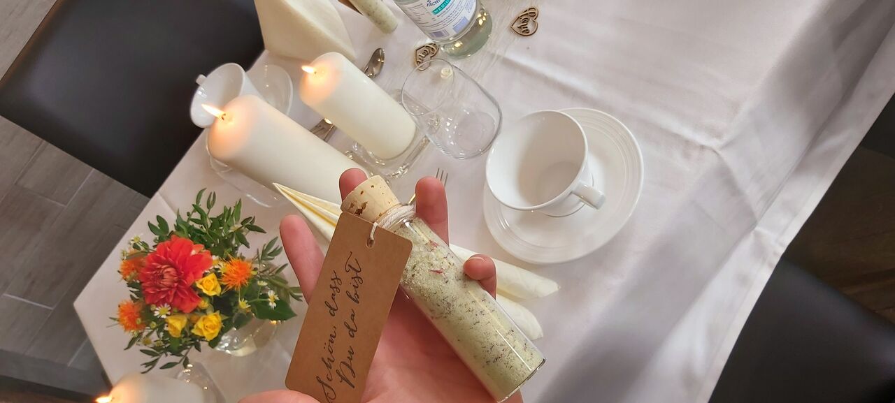 Ein Gastgeschenk, hergestellt von uns
Ein Kräuter-Blüten-Salz