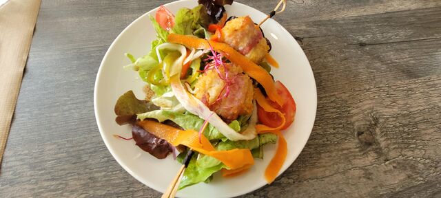 Brochette de chèvre chaud au lard