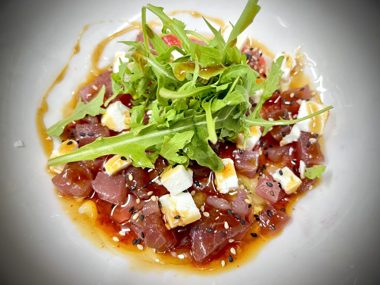 Carpaccio de higos con atún, queso feta y ponzu