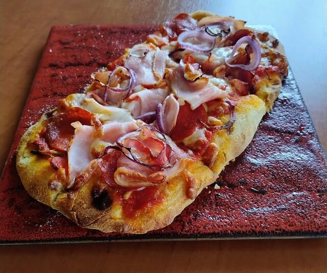 Pizza na chrupiącym cieście z szynką i cebulą | Crispy Crust Pizza with Ham and Onion