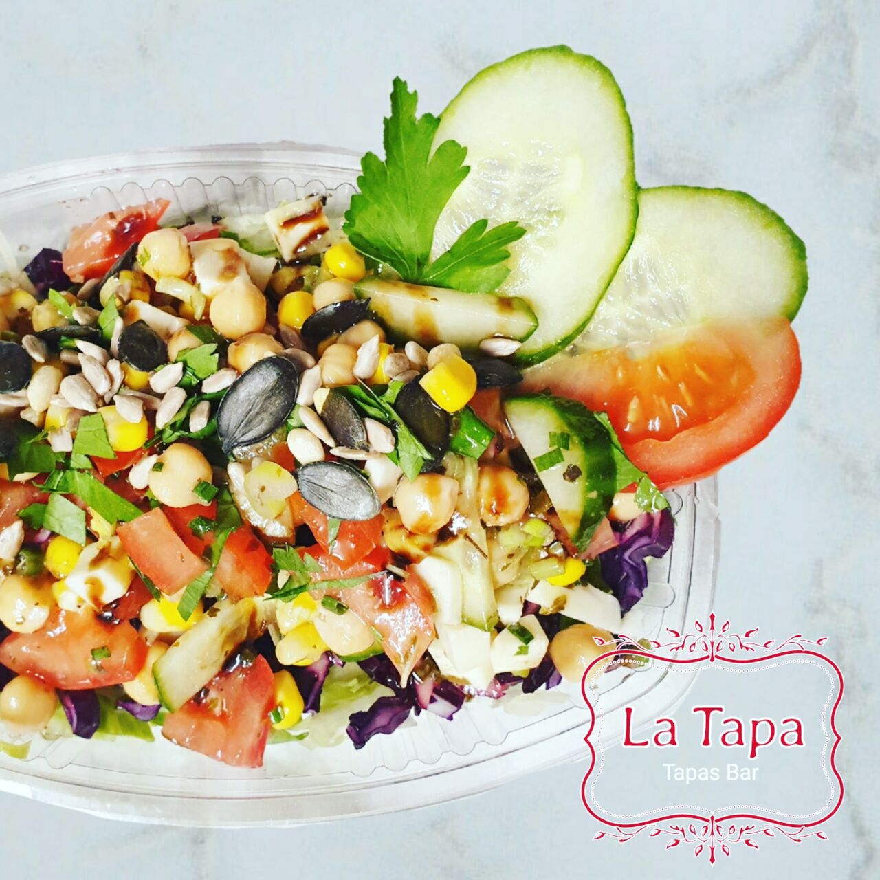 Bunter Kichererbsen Salat mit hausgemachtem Essig Öl Dressing auch mit knusprigen Hühnchenstreifen oder Knoblauch Garnelen 