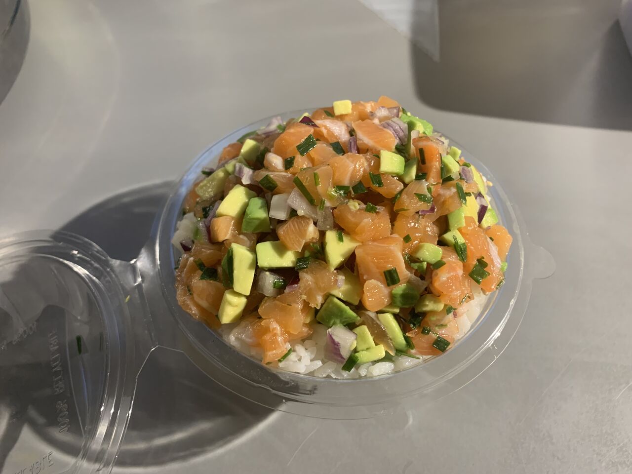 Chirashi tartare de saumon avocat 9€