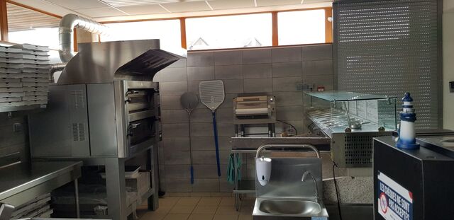 Four à pizza et espace de préparation