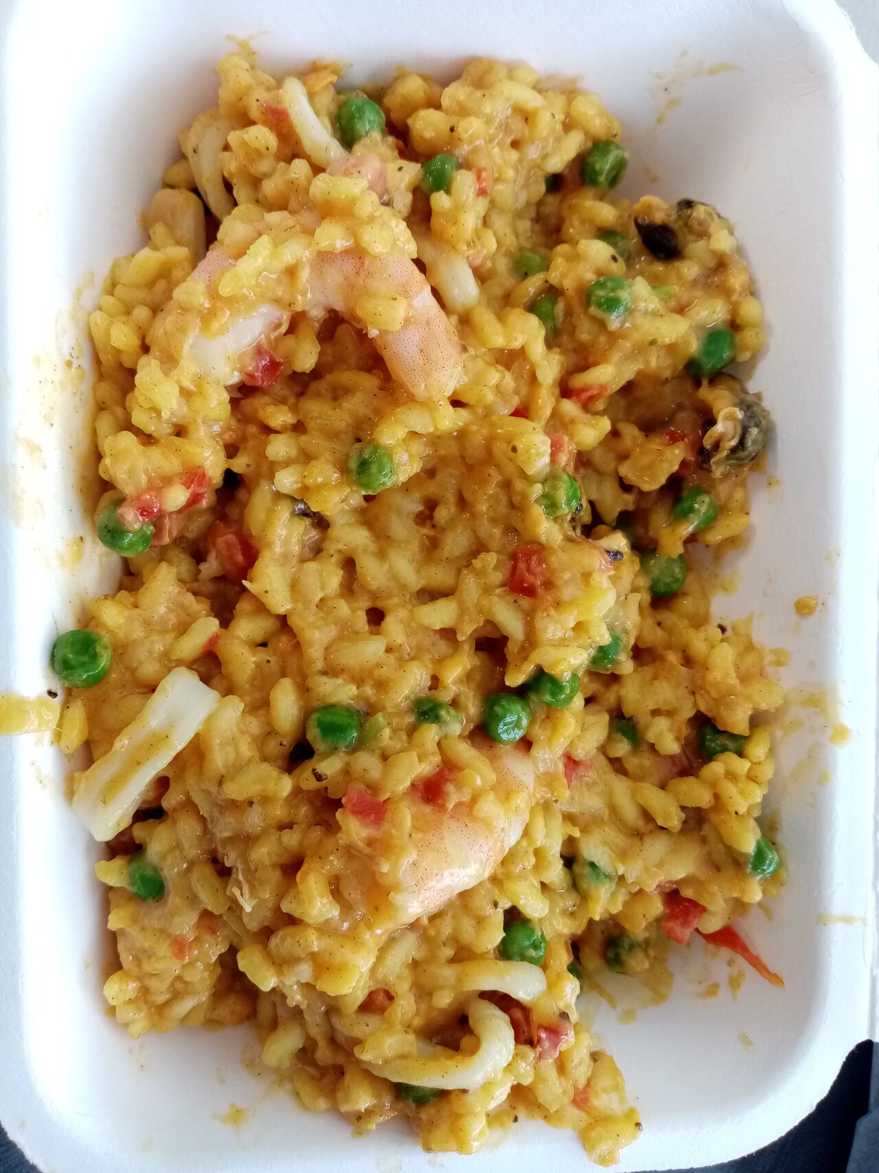 Risotto façon paella (moules,crevettes, calamars, chorizo,petits pois, poivrons,oignons)