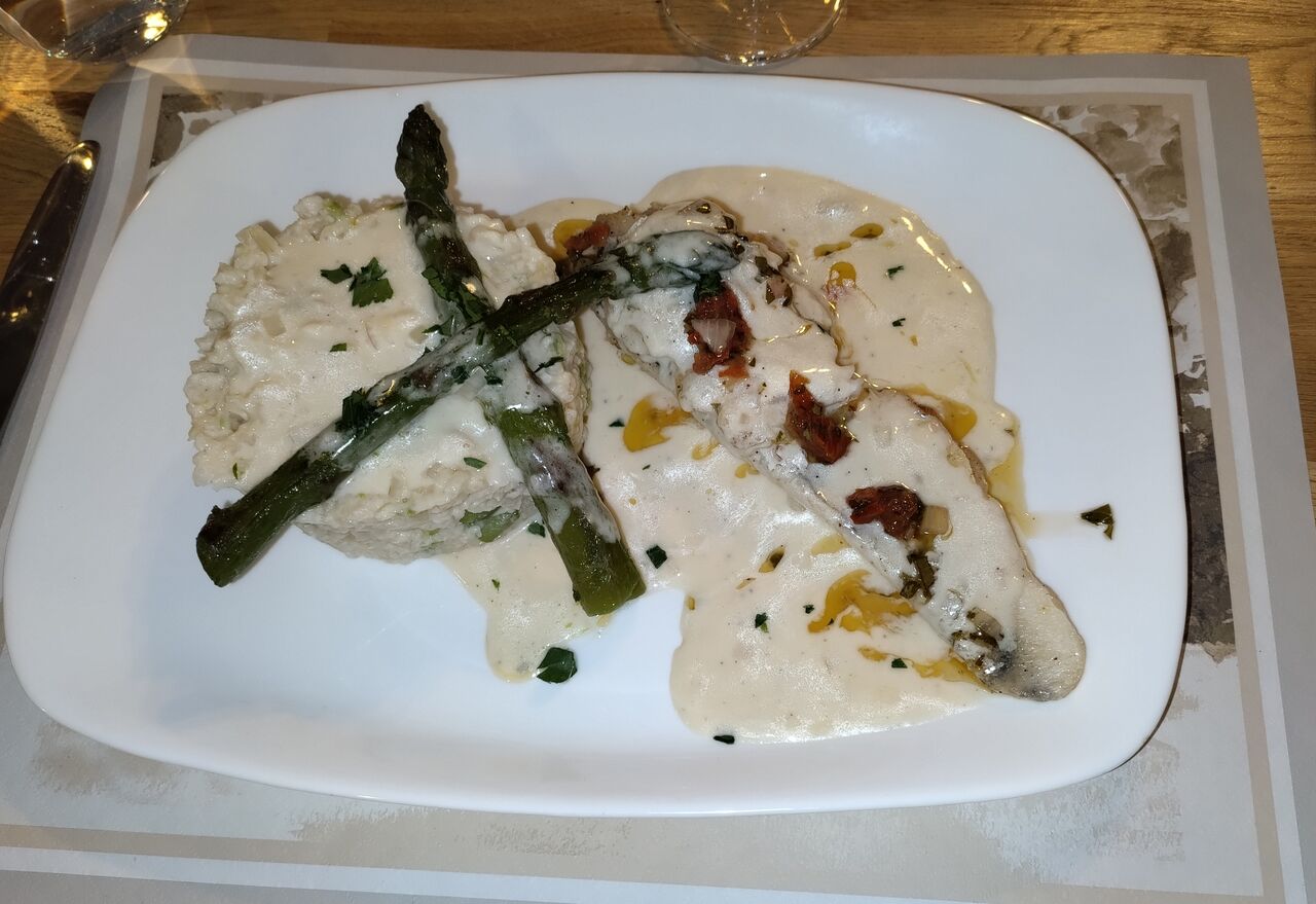 Filet de Sandre, Risotto crémeux aux Fèves et Asperges Vertes