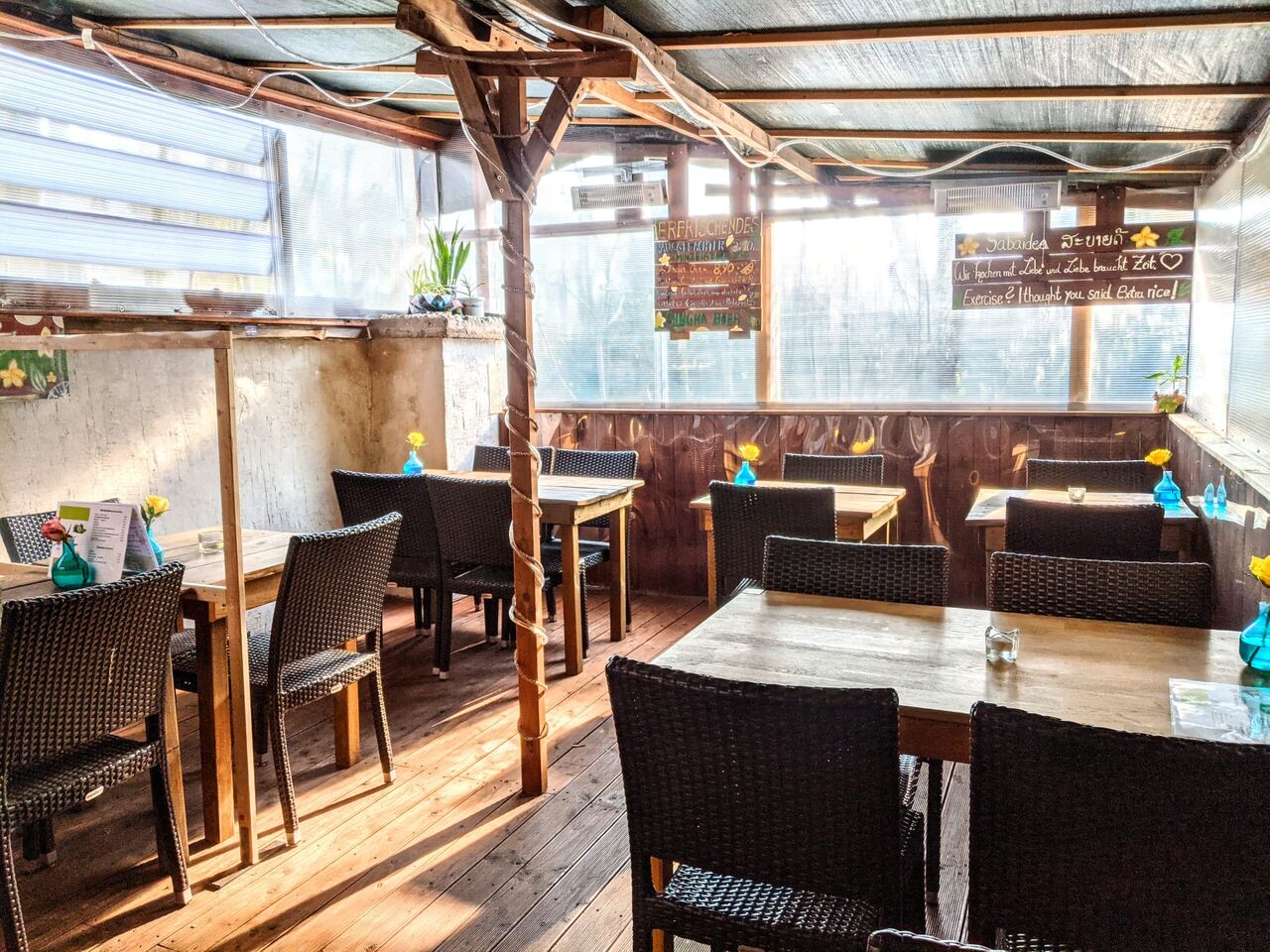 Bei kühleren Temperaturen verwandelt sich unsere Terrasse in einen kleinen, windgeschützten und beheizten Wintergarten :-) .