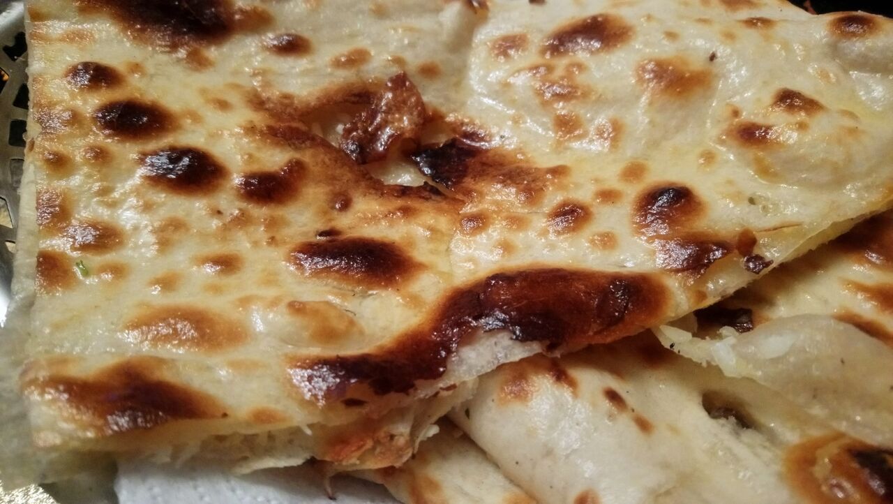 Kashmiri naan - nasz nowy chlebek (nie ma go w karcie ale jest już dostępny) z kokosem, migdałami i orzechami nerkowca - 10 zł 