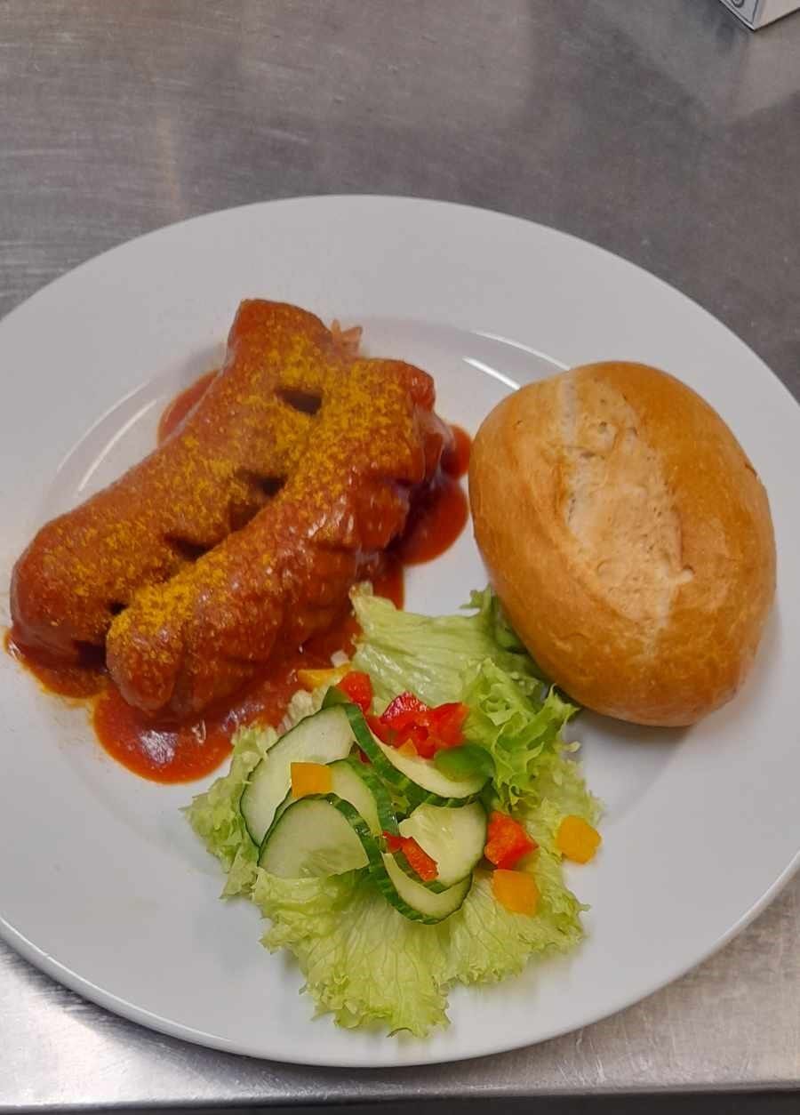 Currywurst mit Brötchen
