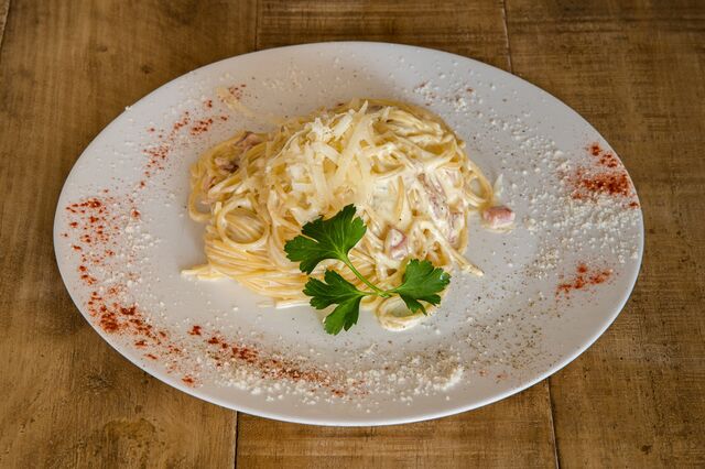 Espaguetis con salsa carbonara.