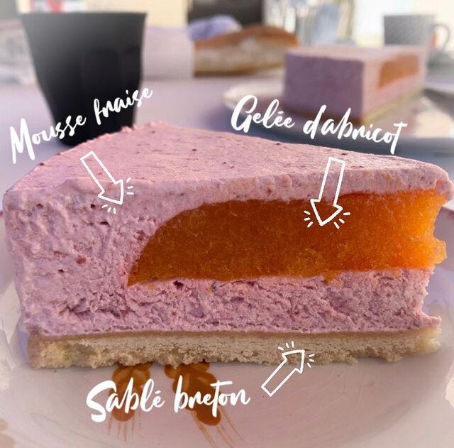 • ENTREMET FRAISE / ABRICOT •
Sablé breton, mousse à la fraise et insert à l'abricot.