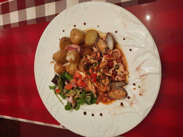 Encornets à la plancha,ail et persil,tomates confites,chorizo ou pas ,palourdes et vin blanc ,un régal!!!