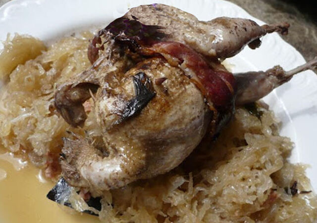 CAILLE AUX RAISINS SUR CHOUCROUTE BRAISEE
