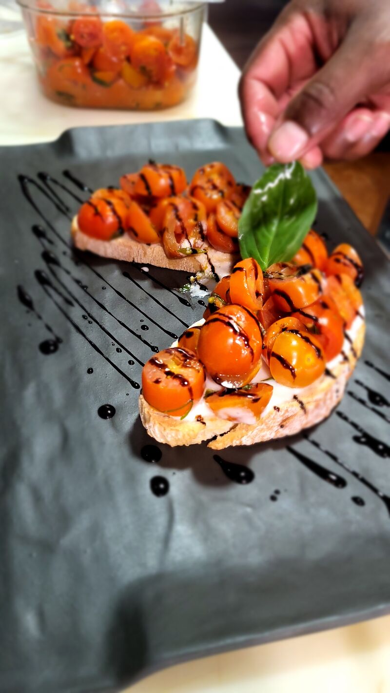 BRUSCHETTA DE CHERRY Y CREMA
